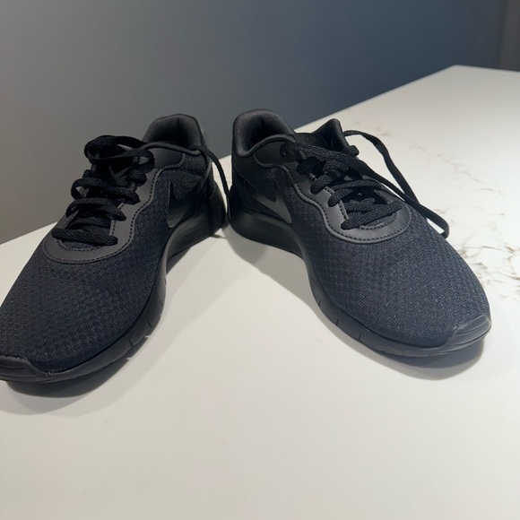 NIKE Running Shoes. Black, Size 5 - Picture 13 of 15